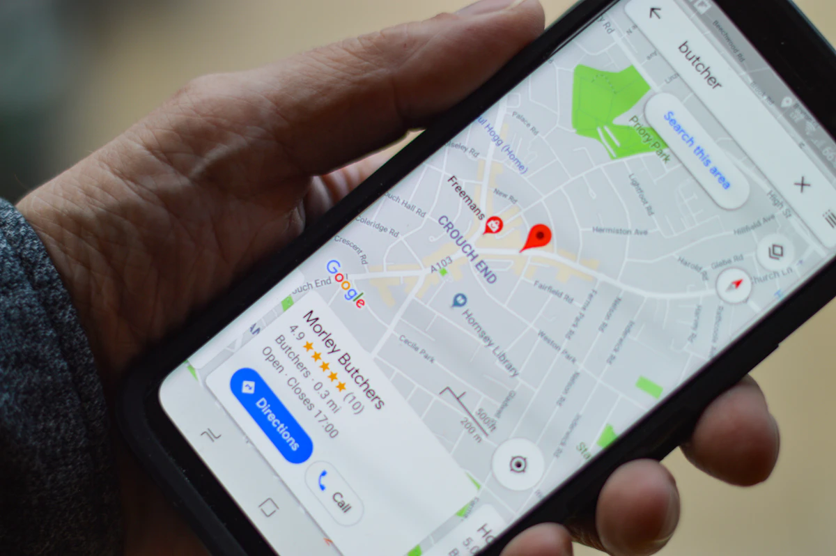 Smartphone zeigt einen lokalen Geschäftseintrag mit Google-Sternebewertung